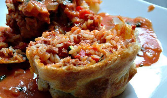 Kulebiak z indykiem, ryżem i warzywami oraz sosem pomidorowo - bazyliowym