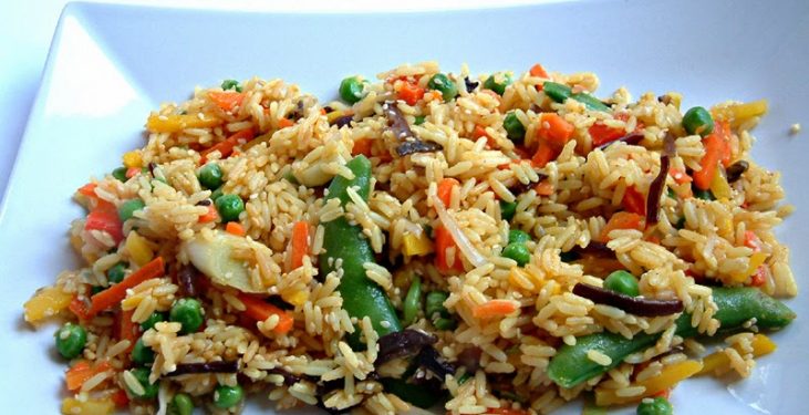 smażony ryż z warzywami obiad na diecie