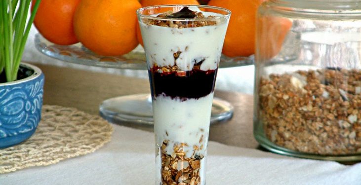 Domowa granola w wersji z jogurtem i sosem owocowym