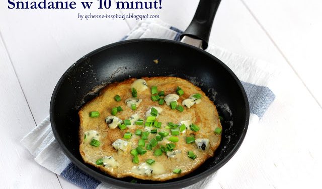 Razowy naleśniko - omlet ze szczypiorkiem i serem blue