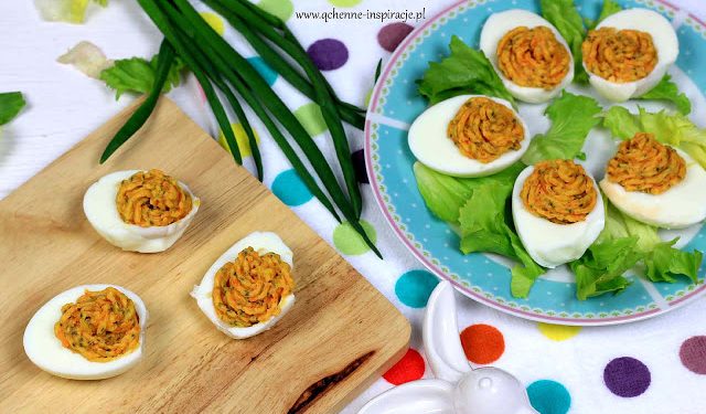 Wielkanocne jajo faszerowane marchewką i nasionami chia
