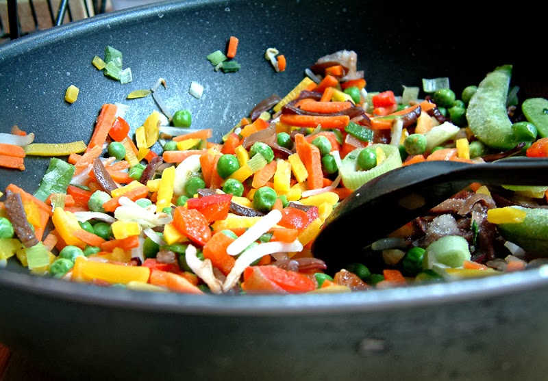 Przepisy Fit: Dietetyczna wersja smażonego ryżu z warzywami. Porcja ok.330 kcal