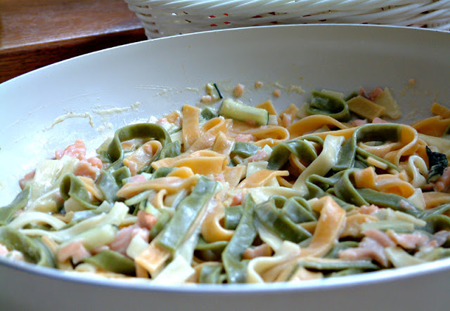 Tricolori tagliatelle w sosie z wędzonym łososiem i warzywami. Porcja ok. 450 kcal 