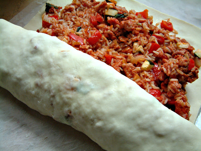 Kulebiak z indykiem, ryżem i warzywami oraz sosem pomidorowo - bazyliowym. Porcja ok. 600 kcal