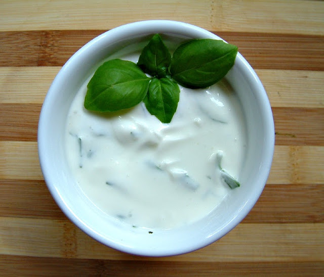 Orientalnie przyprawione kofty z dipem czosnkowo - ziołowym na bazie jogurtu greckiego