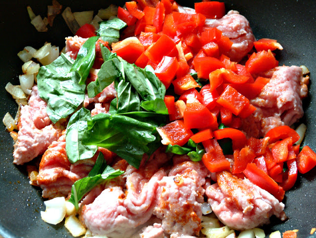 Kulebiak z indykiem, ryżem i warzywami oraz sosem pomidorowo - bazyliowym. Porcja ok. 600 kcal