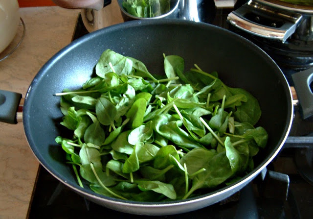 Crepes con spinaci czyli naleśniki ze szpinakiem z czosnkową nutą i serem feta